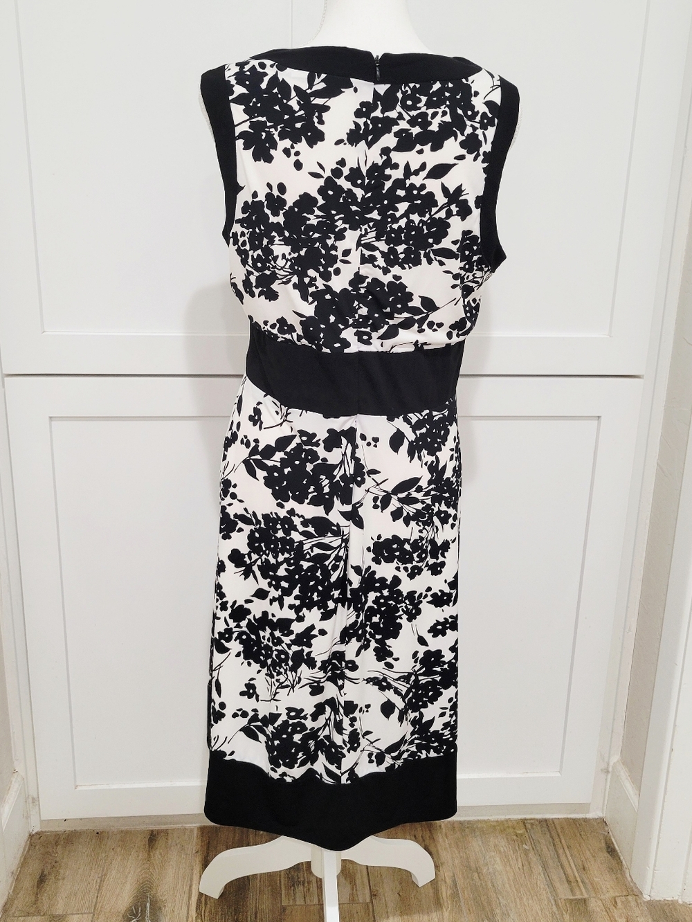 Jones Wear Black White Floral Midi Dress | Sleeveless Classic | Size 12 - Picture 2 of 6